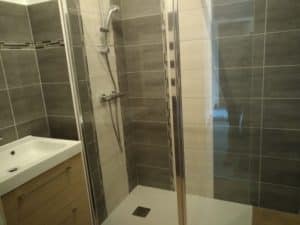 rénovation de douche à l'italienne plus vasque, faïence carreaux rectangulaires, alternance verticale écru et grège